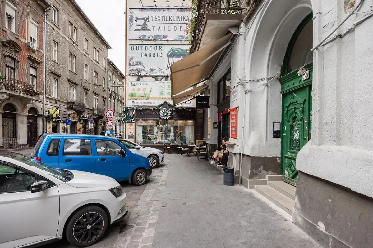 Central Charm In Budapest Bustling 7Th District