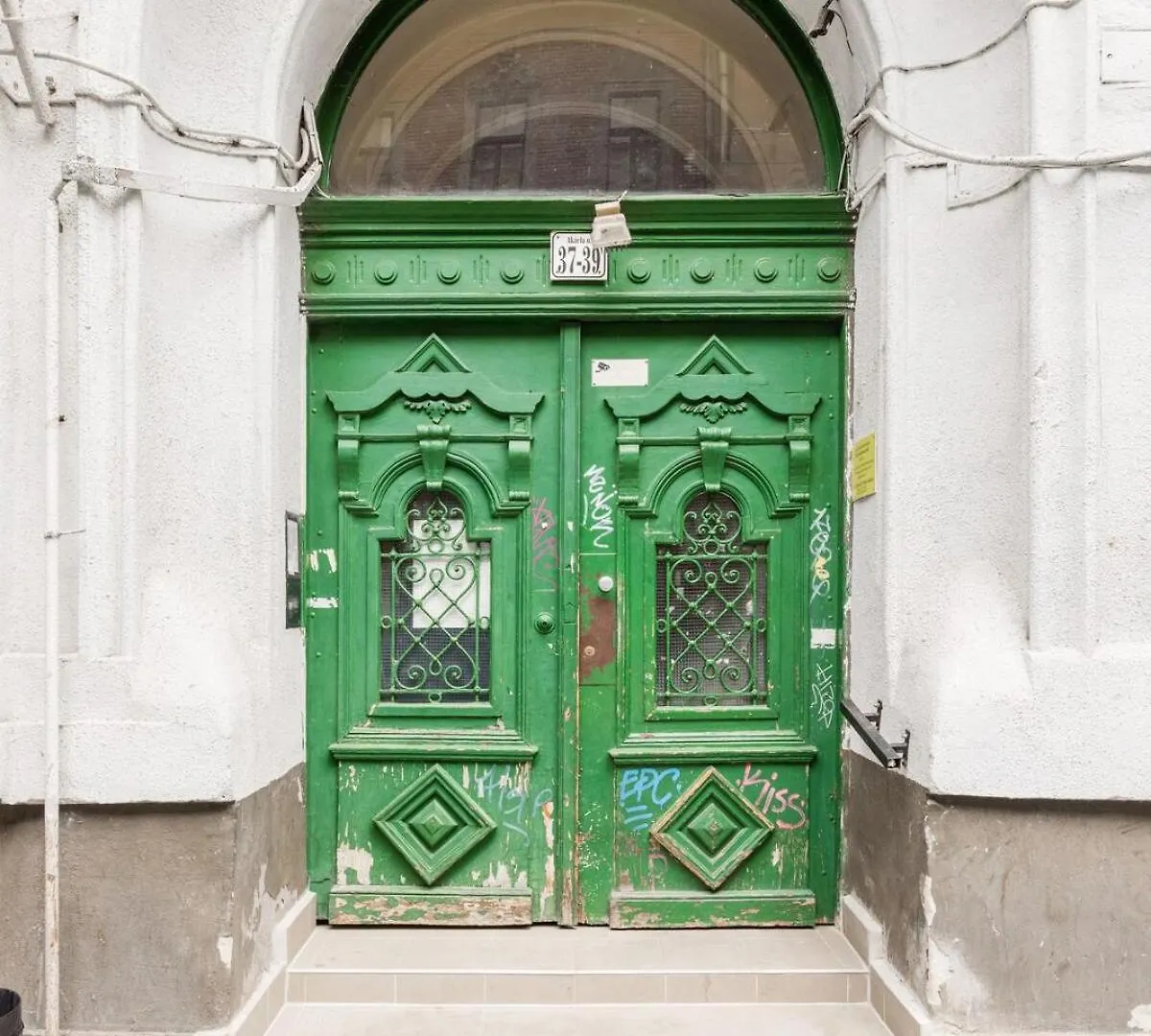 Central Charm In Budapest Bustling 7Th District