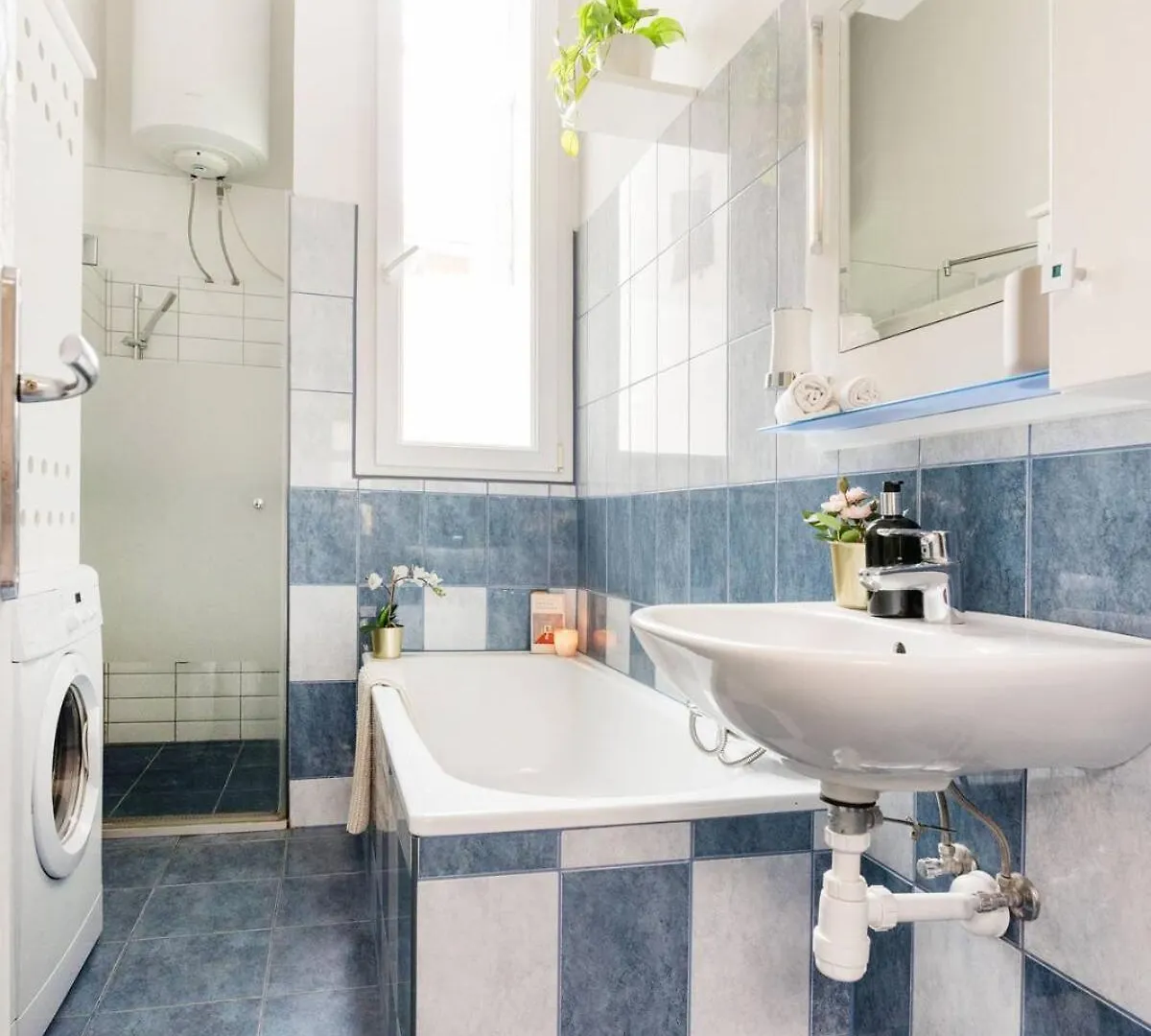 Central Charm In Budapest Bustling 7Th District Appartamento