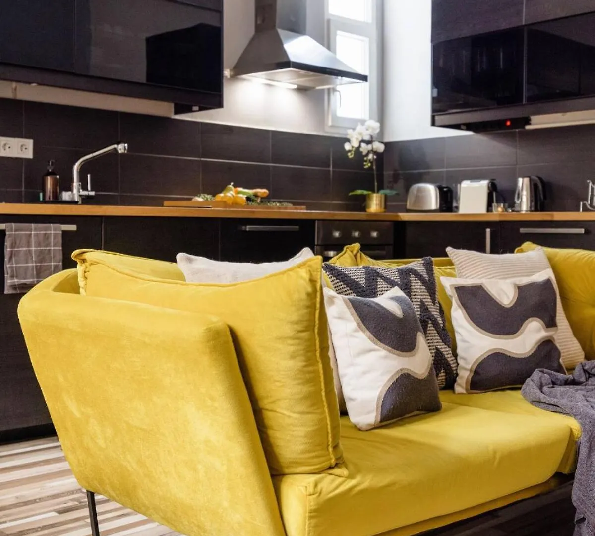 Central Charm In Budapest Bustling 7Th District Appartamento